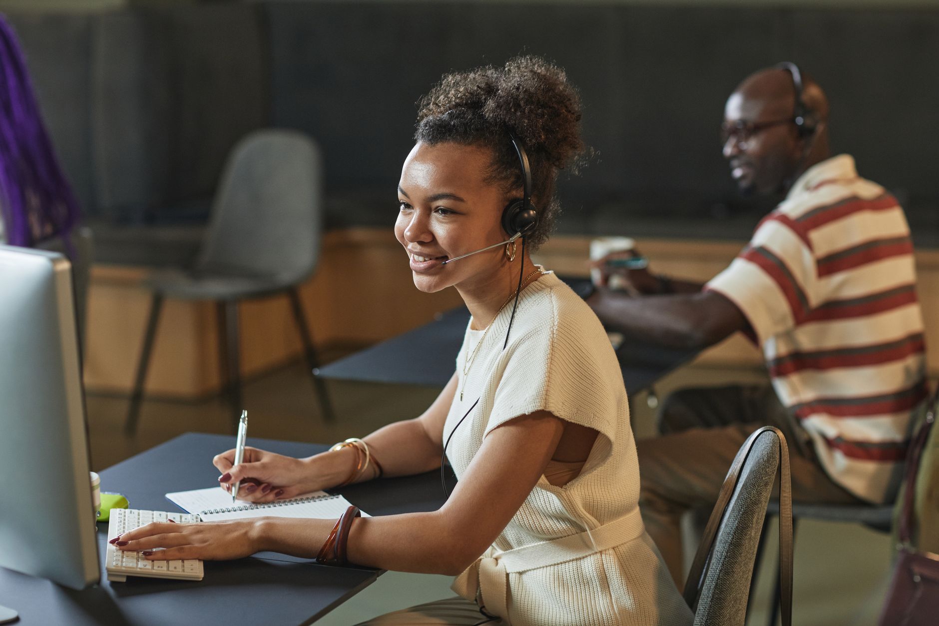 AI Call Answering vs Answering Services: Which One Books More Appointments?